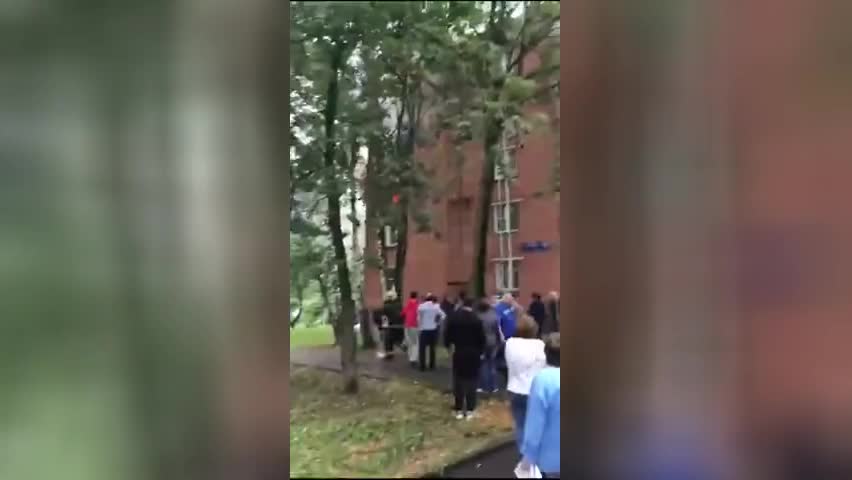 Мужчина 15 этаж. Мужчина выпрыгнул из окна. Женщина выбросилась из окна в Москве. В Москве студент выбросился из окна.