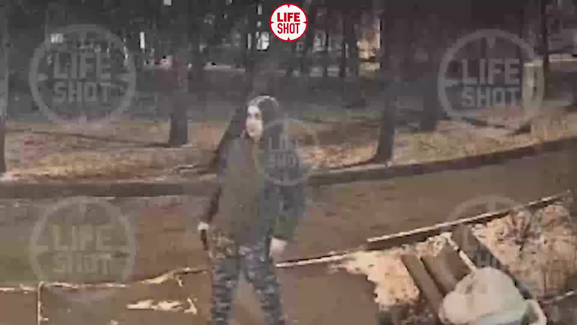 Видео где террористы расстреливают людей в крокусе. Прострелил ногу девочке в Москве полицейский.